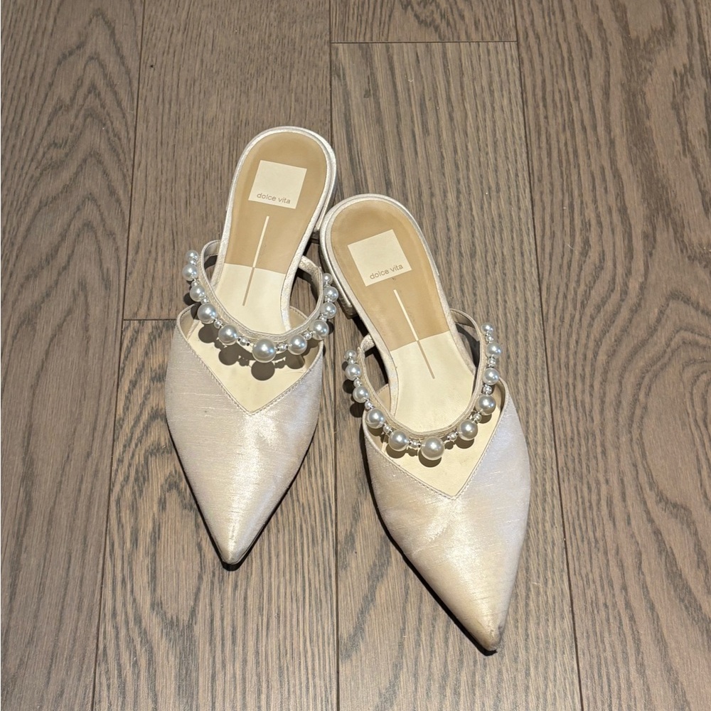 Dolce Vita Kanika Pearl Flats sz8 Elegant Cream Mules with Pearl Detailing